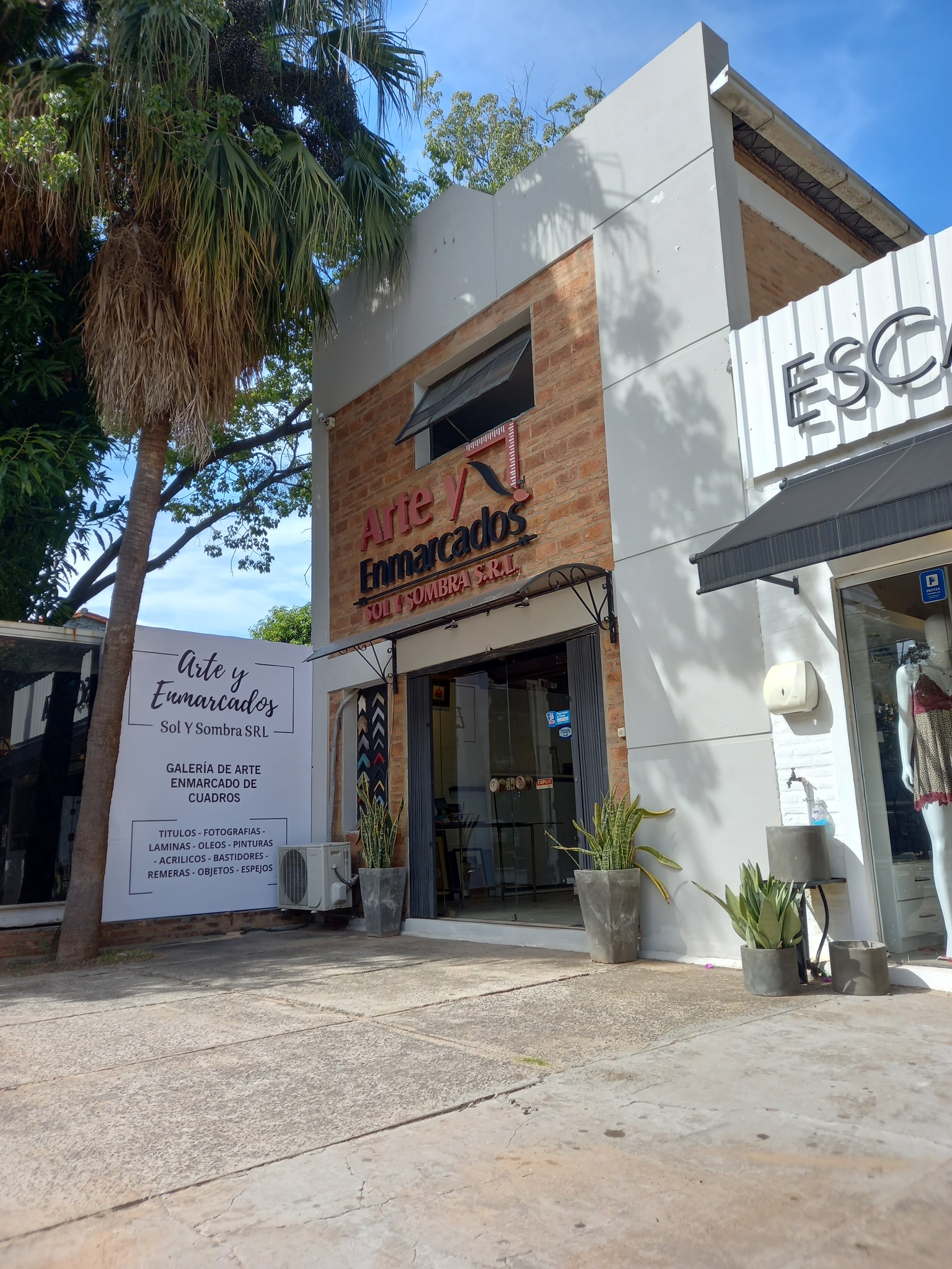 Fachada del taller Arte y Enmarcados — Sol y Sombra SRL en Asunción, Paraguay.