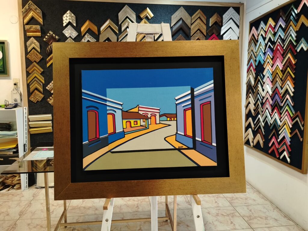 Cuadro pop-art de calle urbana en colores vibrantes, enmarcado con moldura dorada por Sol y Sombra SRL.