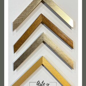 Moldura decorativa en madera color nogal, disponible en varias medidas.