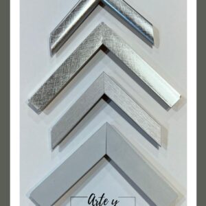 Molduras plateadas con textura cepillada y cruzada en distintos perfiles – Sol y Sombra SRL