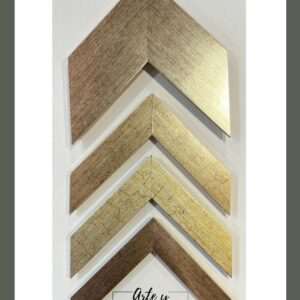 Molduras doradas envejecidas con textura craquelada y perfil plano – Sol y Sombra SRL