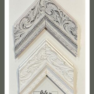 Molduras talladas en blanco y gris patinado con relieve ornamental – Sol y Sombra SRL