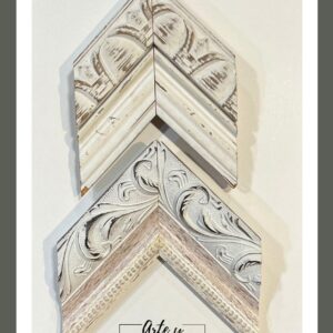 Molduras vintage en blanco decapado y madera clara con relieve tallado – Sol y Sombra SRL