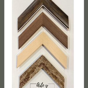 Molduras de madera natural en tonos tierra – Sol y Sombra SRL