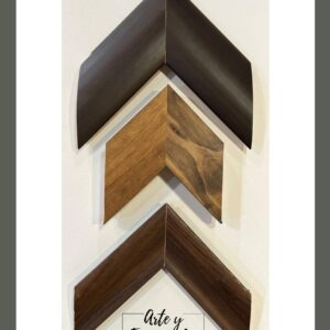 Molduras de madera en tonos chocolate y nogal – Sol y Sombra SRL