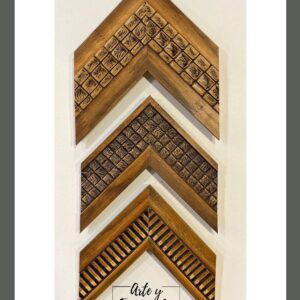 Molduras de madera tallada artesanal en tonos cálidos – Sol y Sombra SRL
