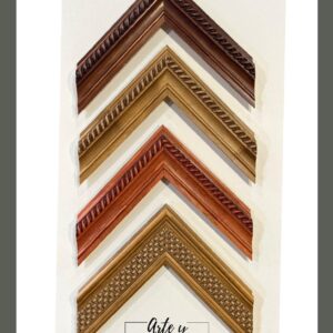 Molduras de madera con relieve trenzado en tonos cálidos – Sol y Sombra SRL