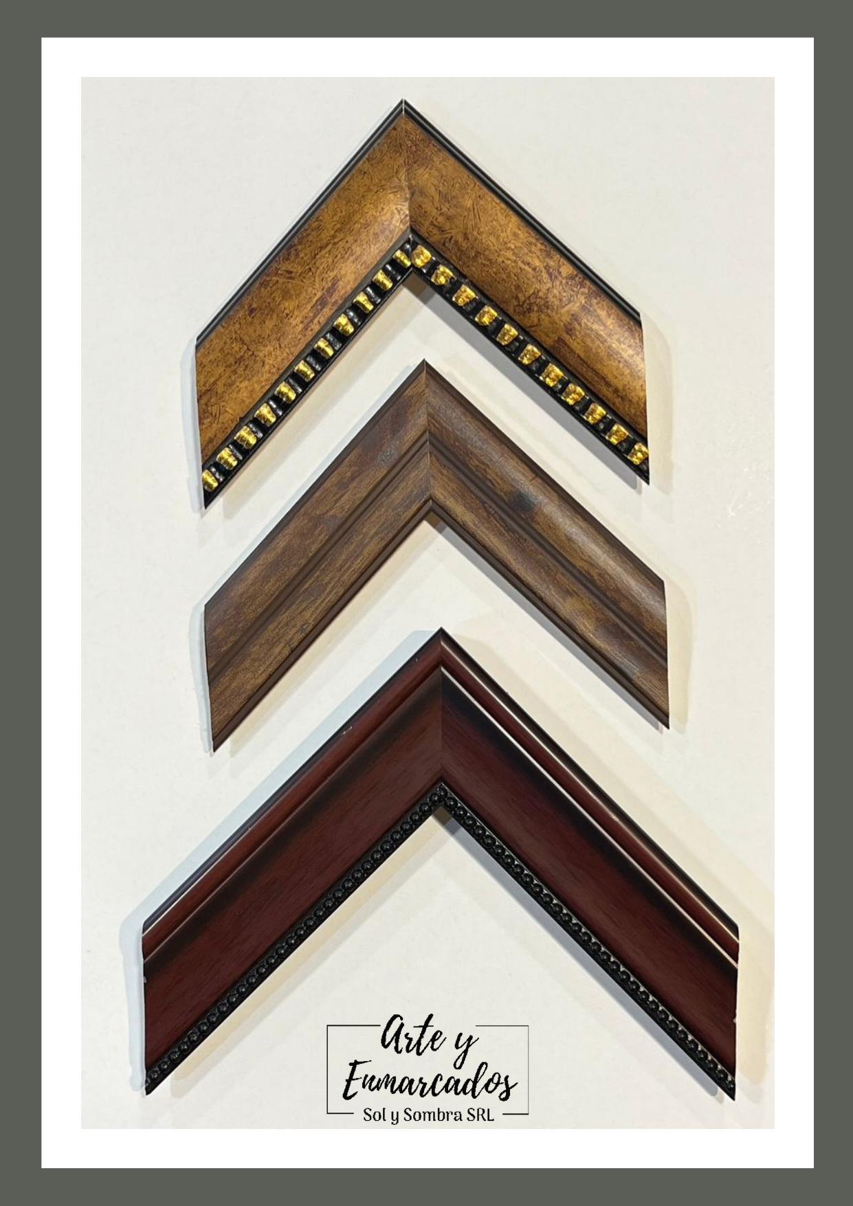 Molduras de madera con relieves decorativos y detalles dorados – Sol y Sombra SRL