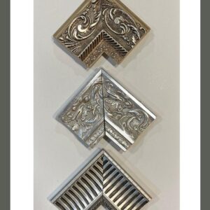 Molduras plateadas con relieves ornamentales brillantes – Sol y Sombra SRL