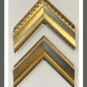 Molduras doradas con acabado patinado y relieve clásico – Sol y Sombra SRL