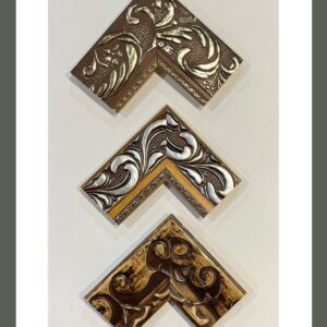 Molduras en tonos bronce con relieves decorativos y acabado patinado – Sol y Sombra SRL