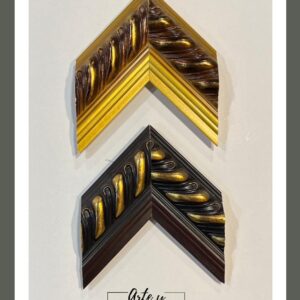 Molduras doradas con relieves curvos sobre base marrón oscuro – Sol y Sombra SRL