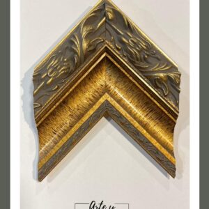 Moldura dorada envejecida con relieve floral y base oscura – Sol y Sombra SRL