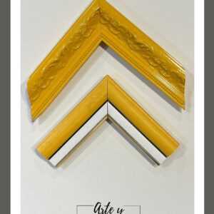 Molduras amarillas con acabado brillante y detalles ornamentales – Sol y Sombra SRL